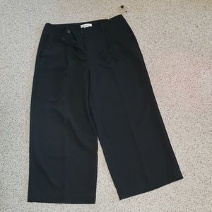 Liz Claiborne size 8 crop pants.